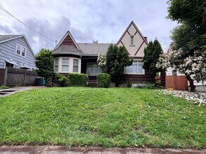 Building Photo - Newly updated 4 bedroom house in Laurelhurst neighborhood!