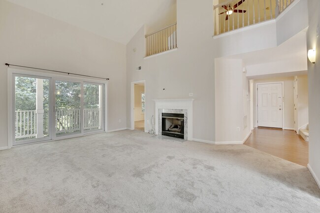 Building Photo - Top-Floor 3BD/3BA seconds to Downtown Crown!