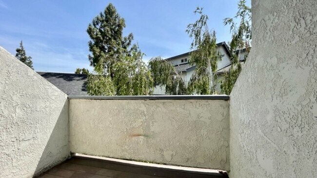 Building Photo - 2 Bedroom + Loft Condo in Parkwood Village