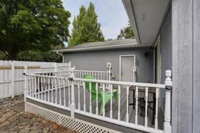 Building Photo - 1712 Stratford Dr