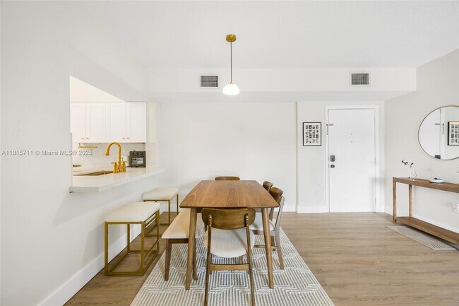 Building Photo - 9340 Fontainebleau Blvd