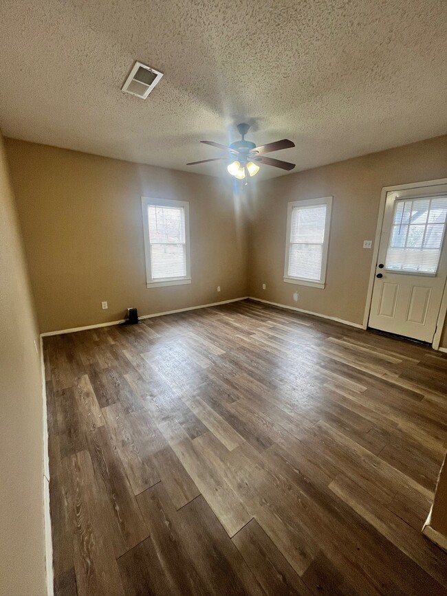 Building Photo - 119 S 5th St