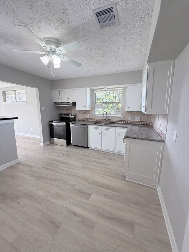 Building Photo - 5902 Willow Glen Dr