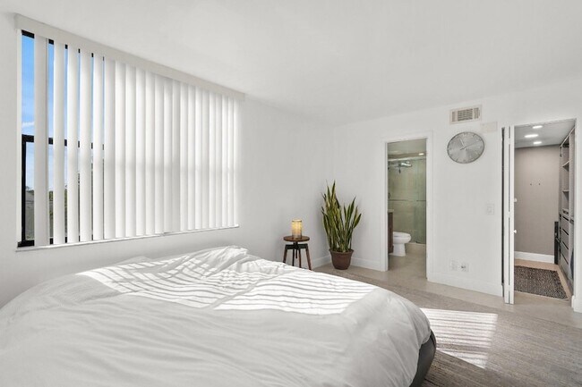 Building Photo - 111 Lake Emerald Dr