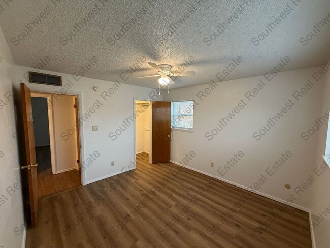 Building Photo - Cute 3 bedroom 2 bath brick home.