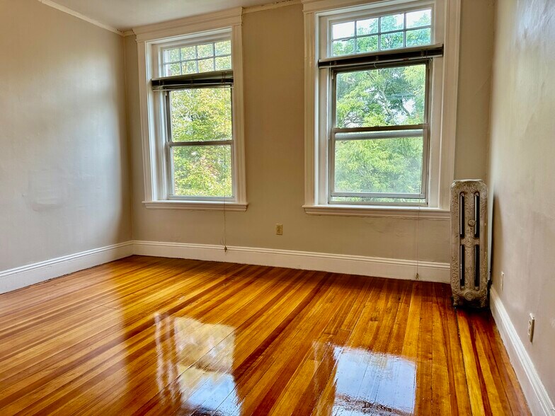 Building Photo - 10 Strathmore Rd