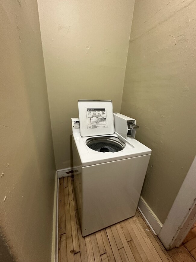 Building Photo - 4 Bed 1 Bath close to UWEC!