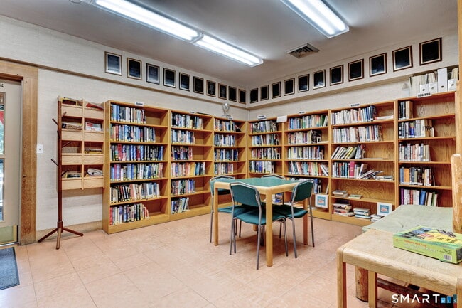 Building Photo - 355 Ledge Dr