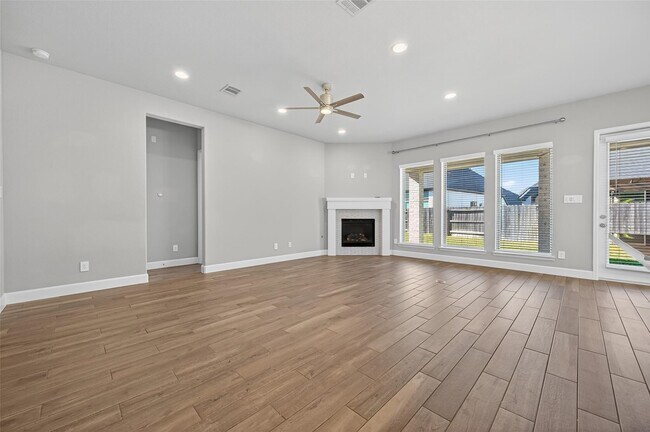 Building Photo - 15330 Legacy Pk Wy