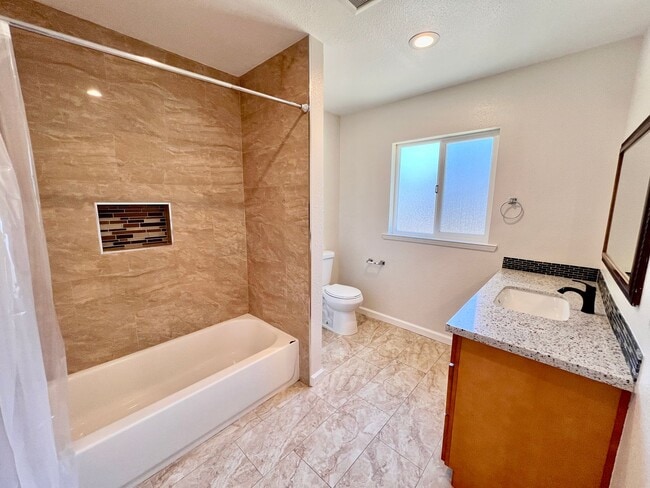 Building Photo - $2,300 Peach & Kings Canyon, 3 Bedroom - S...
