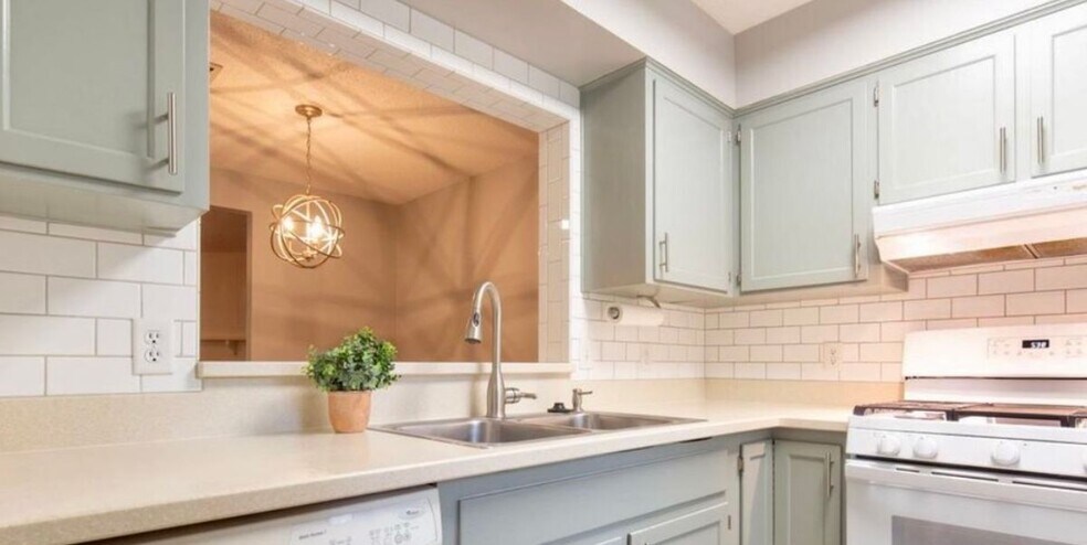 Primary Photo - 1749 Beechwood Cir S