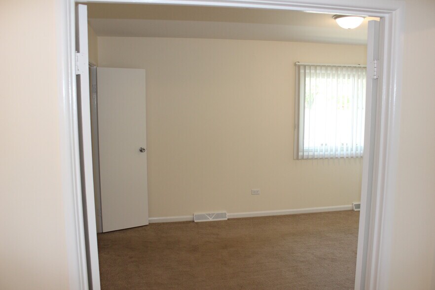 Building Photo - 10S432 Echo Ln