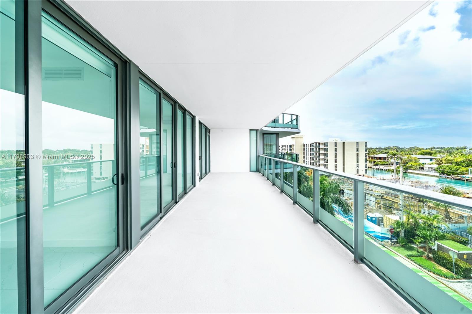 Building Photo - 9901 W Bay Harbor Dr