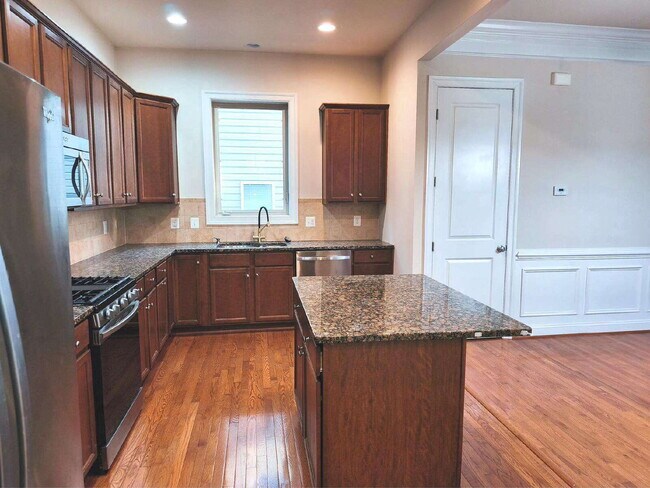 Building Photo - Luxurious Single-Family Home in Vibrant On...