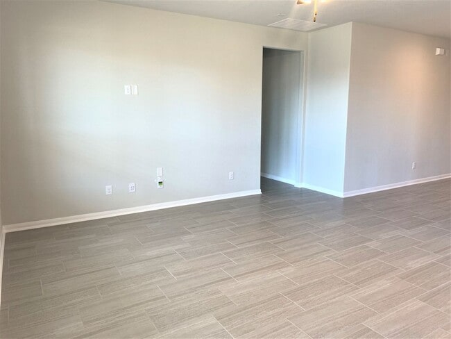 Building Photo - Large Single Level 4-bedroom in Oak Creek ...