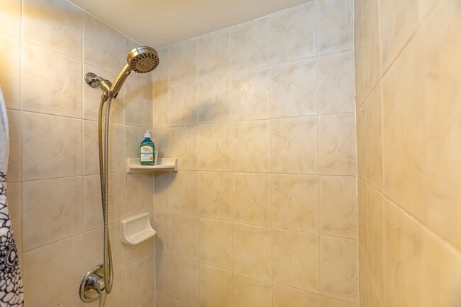 Building Photo - Oceanfront 1 Bed/1 Bath Fully Furnished Condo at Waipuilani!