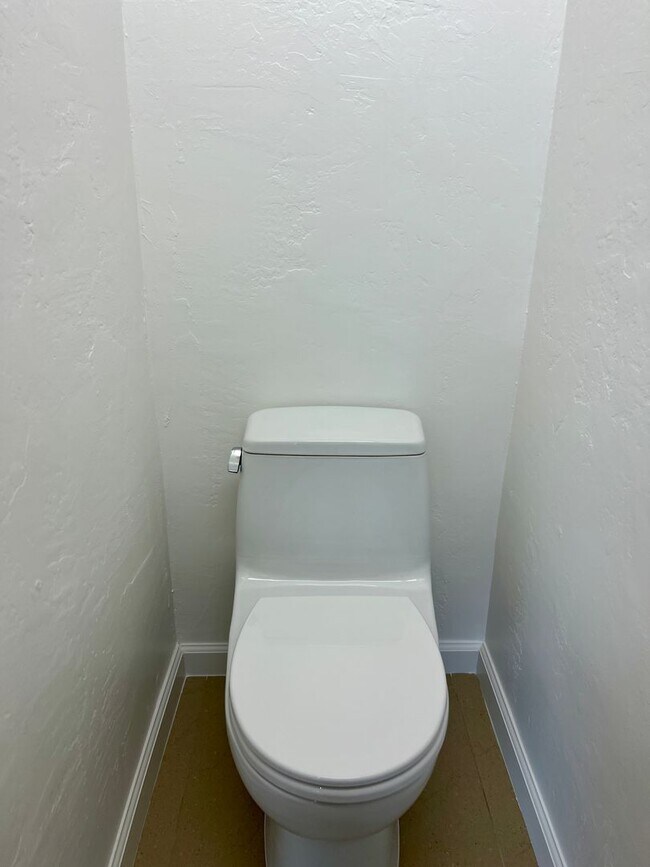 Building Photo - Sparkling 2 Bedroom 1.5 Bath - Nicely upda...