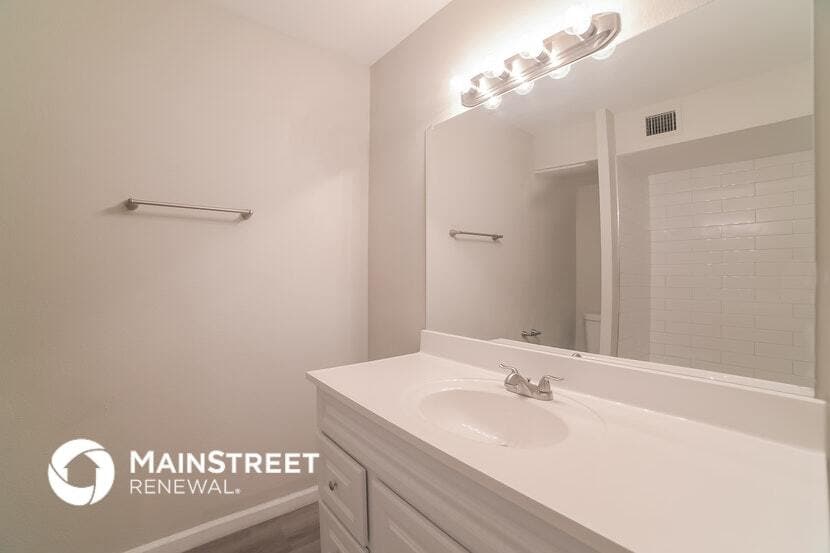 Building Photo - 1541 E Flower Cir