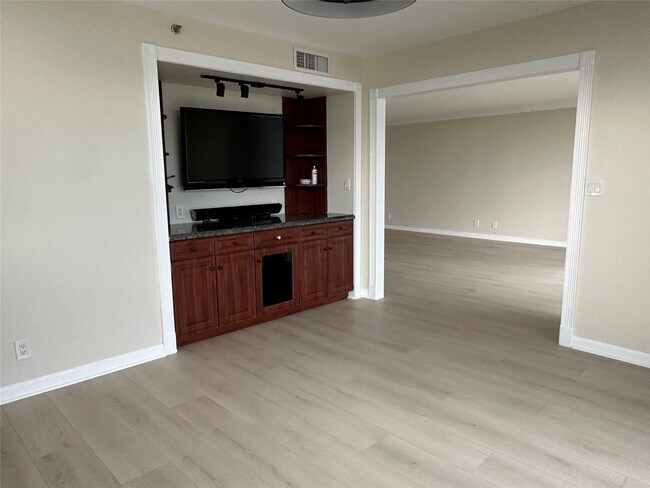 Building Photo - 3510 Oaks Way