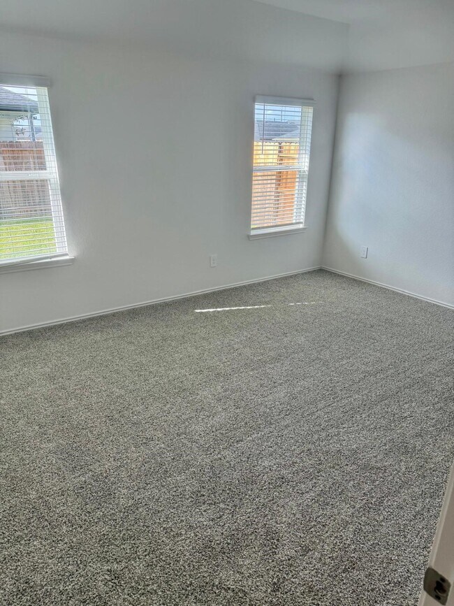 Building Photo - 4922 Oakwood Dr