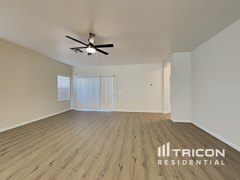 Building Photo - 10 N 126th Ave