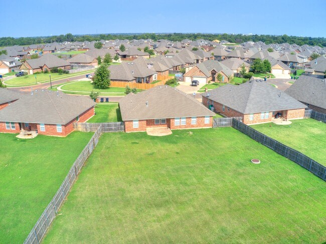 Building Photo - 2724 Busheywood Dr
