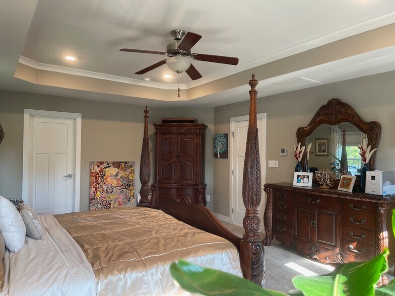Stunning tray ceiling and crown molding - 3007 Sun Valley Dr