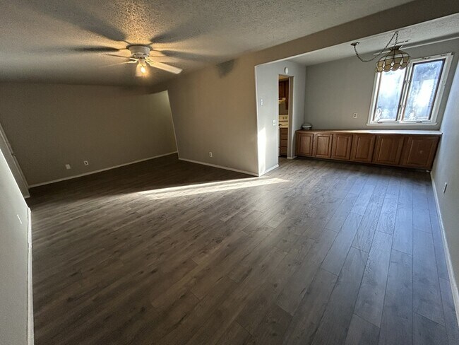 Primary Photo - South 7th Street - 405