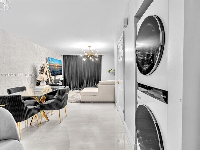 Building Photo - 6747 Sienna Club Dr