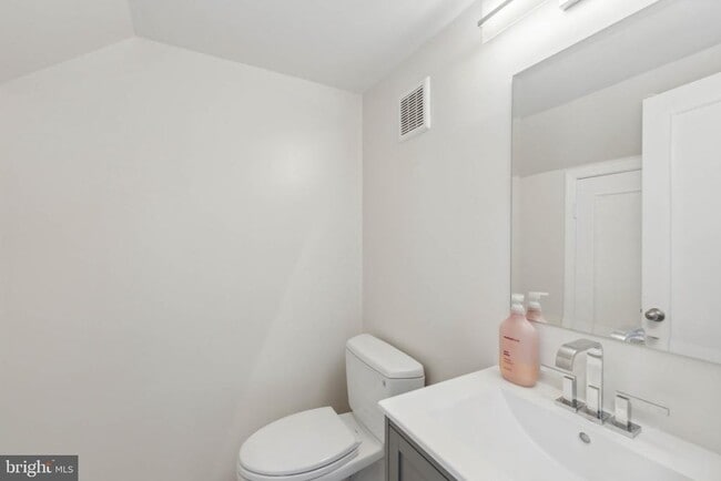 Building Photo - 6008 Waterbury Ct