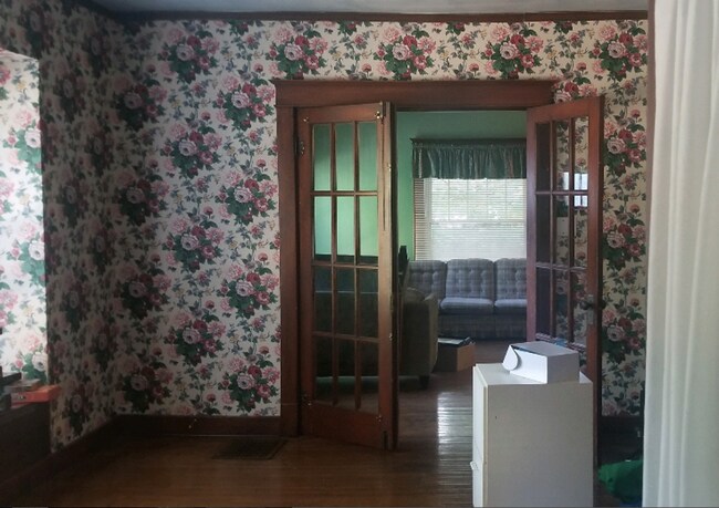 Building Photo - Charming 4 BD/2 BA home with large front porch behind optometry school and ELM Restaurant