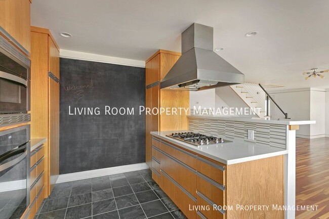 Building Photo - Gorgeous and Modern Townhouse - Steps from...