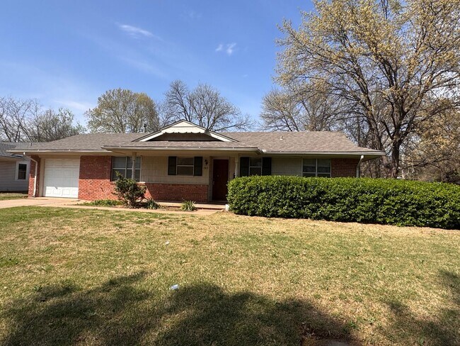 Building Photo - 3 bed 2 bath in a great neighborhood in Norman, Refreshed and ready for move in, 200 0ff by May 1st!