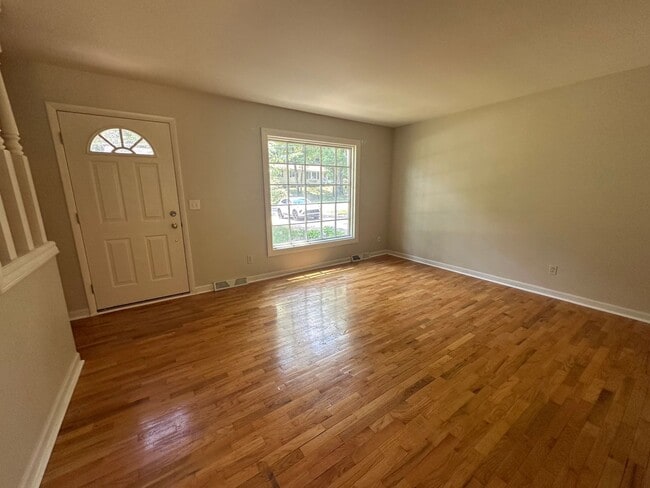 Building Photo - 4 bedroom home in Lowell Schools!