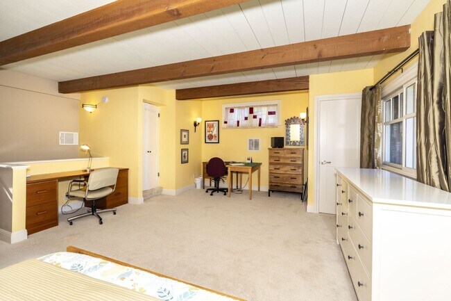 Building Photo - Conveniently Located, Fully Furnished 2 Bed/2 Bath Home Available To Nov!