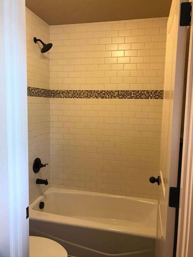 Building Photo - 4bed/3ba Old Portland style Home Nestled i...