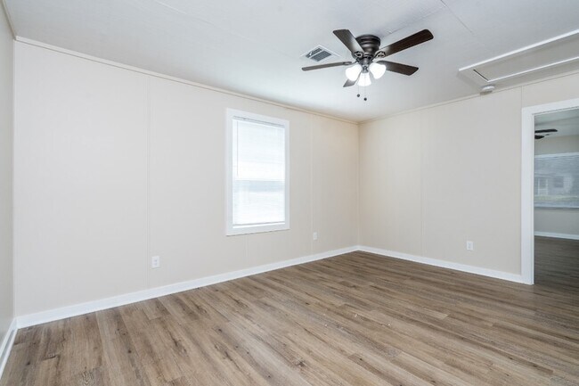 Building Photo - 605 Hospital St