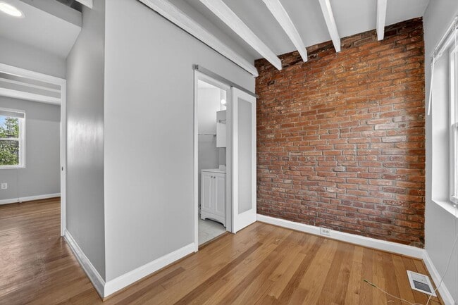 Building Photo - 1028 4th St NE