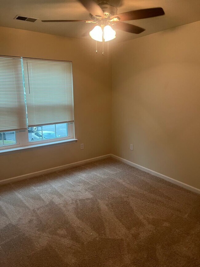 Building Photo - Available now. Grat 3BR/2.5 BA Townhome in Oak Bluff!