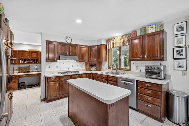 Building Photo - 92 Brook Hollow Dr
