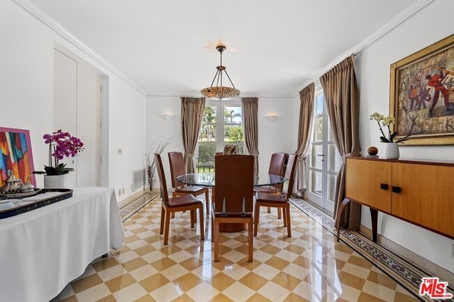 Building Photo - 910 N Crescent Dr