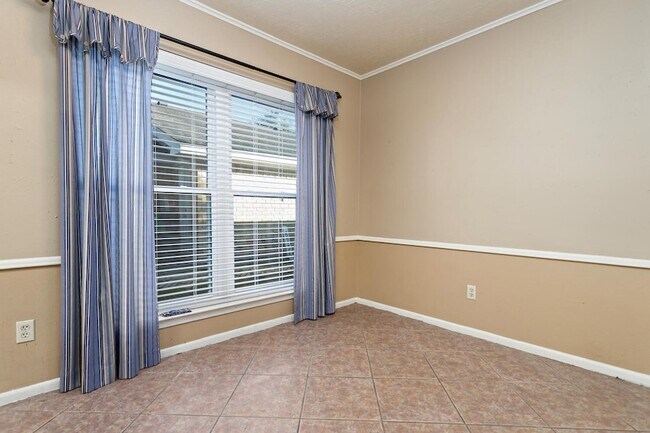 Building Photo - 6760 Gladys Ave