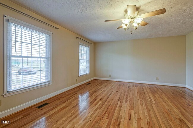 Building Photo - 4610 Linden Rd