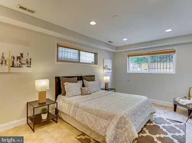 Well-lit second bedroom - 1384 Bryant St NE