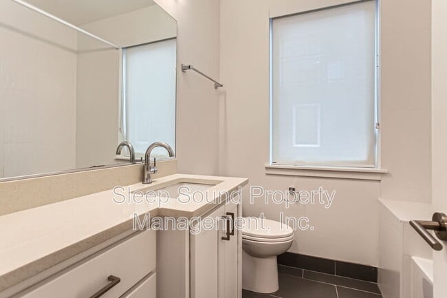 Building Photo - 1030 N Ainsworth St