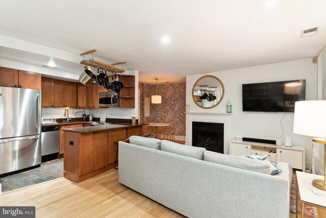 Building Photo - 902 D St SE