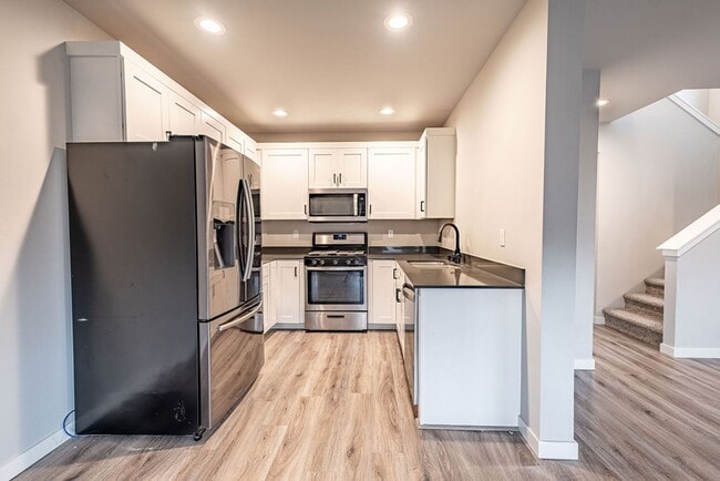 Building Photo - 3 bed 2.5 bath townhouse with garage.