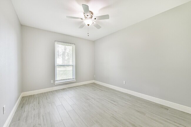 Building Photo - Rare Horse-Ready Property in Manvel