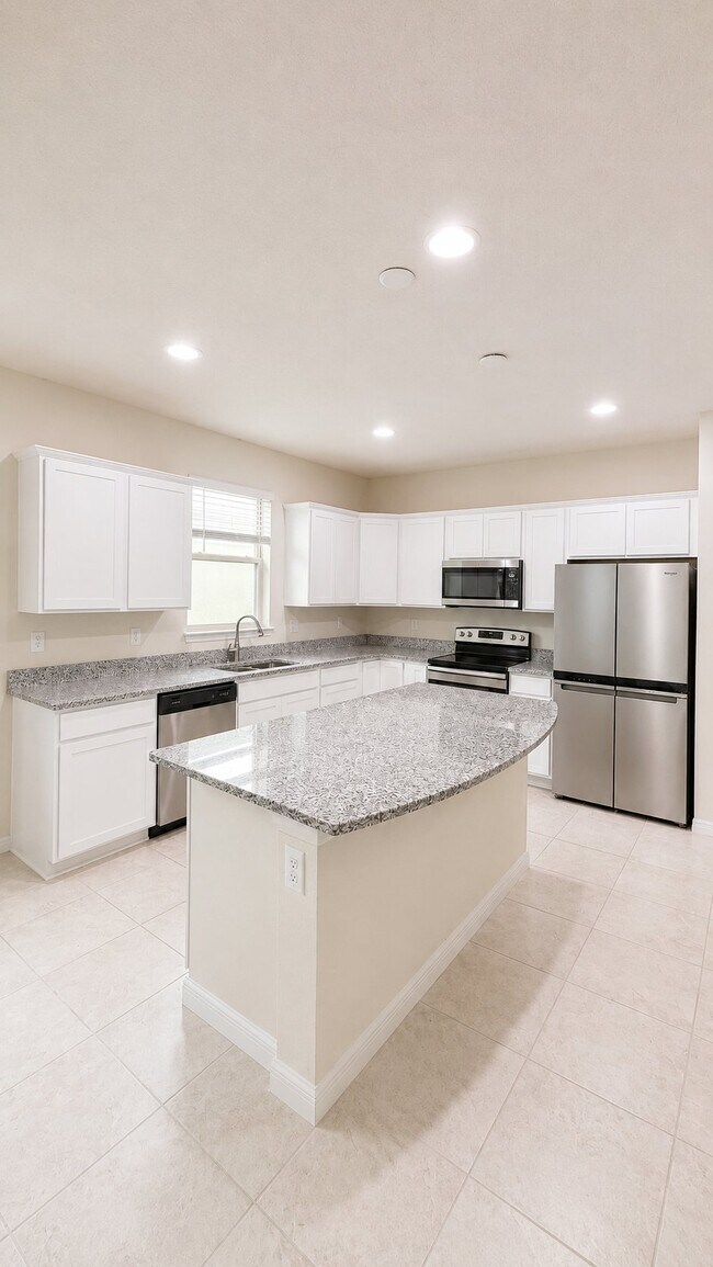 Building Photo - 2634 E Lake Pointe Dr