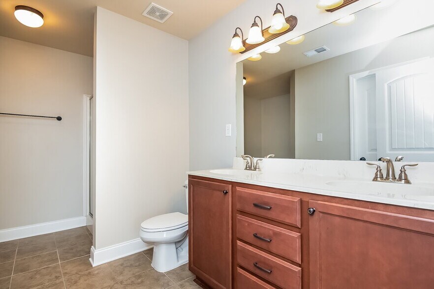 Building Photo - 2851 S Hartland